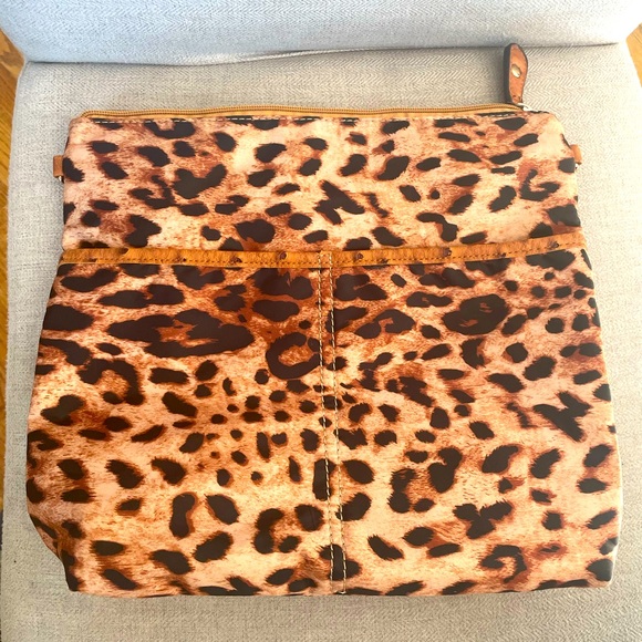 Versatile bag with expandable sides and multiple strap usage - Picture 4 of 10